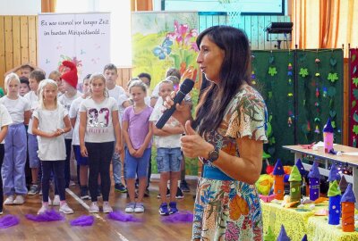 Gelenauer Grundschüler beeindrucken mit einem Erzgebirgsmusical - Daumen hoch: Claudia Curth freute sich riesig über die gelungene Darbietung des Stücks. Foto: Andreas Bauer