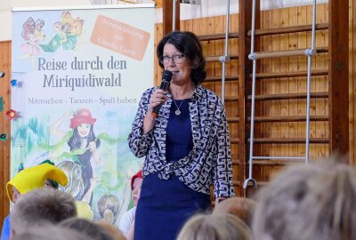 Gelenauer Grundschüler beeindrucken mit einem Erzgebirgsmusical - Schulleiterin Katrin Lieberwirth ist ein großer Fan des Projekts. Foto: Andreas Bauer