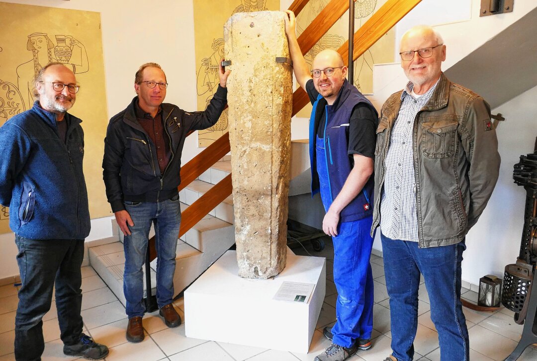 Gelenauer Museum präsentiert historische Postmeilensäule - Rolf Schmalfuß und Robby Schubert (von rechts) liegt die originale Gelenauer Postmeilensäule sehr am Herzen. Foto: Andreas Bauer