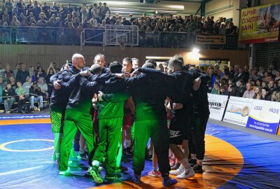 Gelenauer Regionalliga-Ringer glänzen als ungeschlagener Herbstmeister - Gelenaus Ringer schwören sich auf den Vergleich mit dem Lokalrivalen ein. Foto: Andreas Bauer