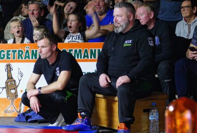 Gelenauer Regionalliga-Ringer tanken Selbstvertrauen fürs Gipfeltreffen - Gelenaus Coach Björn Lehnert und Co-Trainer Rico Richter schauten meistens zufrieden drein. Foto: Andreas Bauer