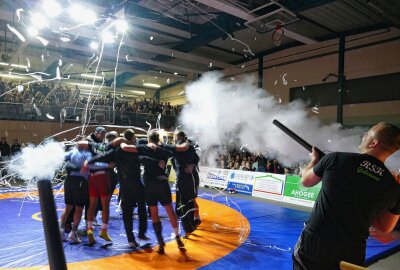 Gelenauer Regionalliga-Ringer tanken Selbstvertrauen fürs Gipfeltreffen - Am Ende des Abends wurde wieder einmal ausgelassen gefeiert. Foto: Andreas Bauer