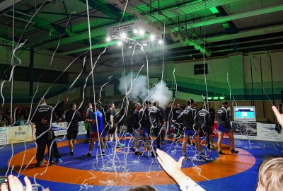 Gelenauer Ringer bleiben in der Regionalliga ungeschlagen - Der Sieg gegen Pausa/Plauen wurde ausgiebig gefeiert. Foto: Andreas Bauer