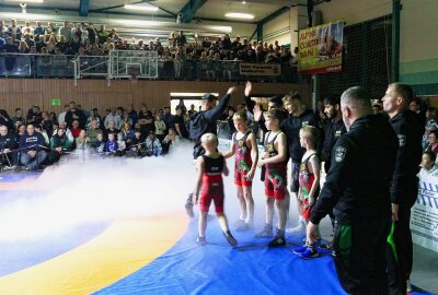 Gelenauer Ringer bleiben in der Regionalliga ungeschlagen - Schon der Einmarsch der Mannschaften wurde zu einer Show. Foto: Andreas Bauer