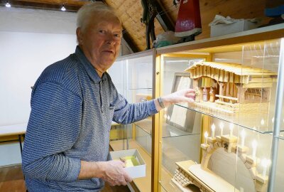 Gelenauer Schnitzer feiern 110. Geburtstag mit besonderer Ausstellung - Wolfgang Bähm gehört bereits seit 1954 zum Gelenauer Schnitzverein. Foto: Andreas Bauer