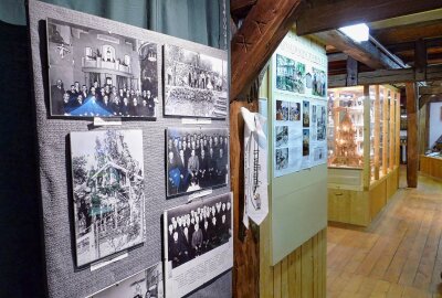 Gelenauer Schnitzer feiern 110. Geburtstag mit besonderer Ausstellung - Bilder dokumentieren die Historie des Vereins. Foto: Andreas Bauer