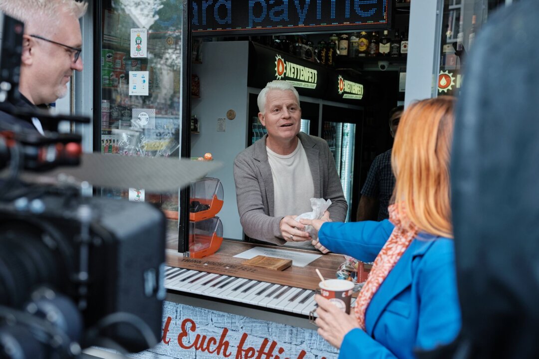 Geliebt von Großstädtern - "Kiosk-Kult" auf 3sat - Für den Kölner Comedian Guido Cantz ist der Kiosk ein Ort des Austausches.