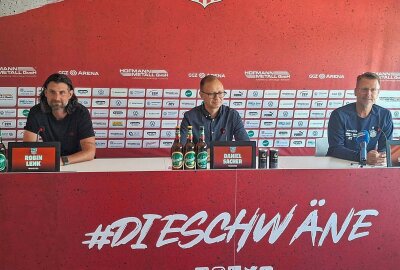 Gelingt dem FSV mit Verstärkung Wiedergutmachung für das Debakel von Zehlendorf? - Zur Pressekonferrnz vor dem Spiel gegen Greifswald gaben Sportdirektor Robin Lenk, Pressesprecher Daniel Sacher und Chefcoach Rico Schmitt (v.l.) Auskunft. Foto: Knut Berger