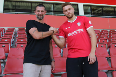 Gelingt dem FSV mit Verstärkung Wiedergutmachung für das Debakel von Zehlendorf? - Oliver Fobassam, hier bei der Vorstellung mit FSV-Sportdirektor Robin Lenk (links), soll den FSV Zwickau verstärken.