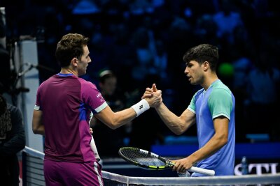 Gelingt Zverev der zweite Sieg beim Saisonfinale? - Casper Ruud (l) besiegte in Turin den angeschlagenen Carlos Alcaraz.