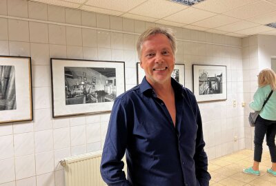 Gelungene Überraschung zur Foto-Ausstellung in Werdau - Fotograf Jean Molitor gab einen Einblick in seine Arbeit. Foto: Ludmila Thiele