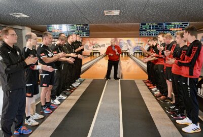 Gelungener Saison-Auftakt für Stollberger Sportkegler - Die Stollberger (li.) haben das Heimduell gegen Bautzen (re.) für sich entscheiden können. Foto: Ralf Wendland