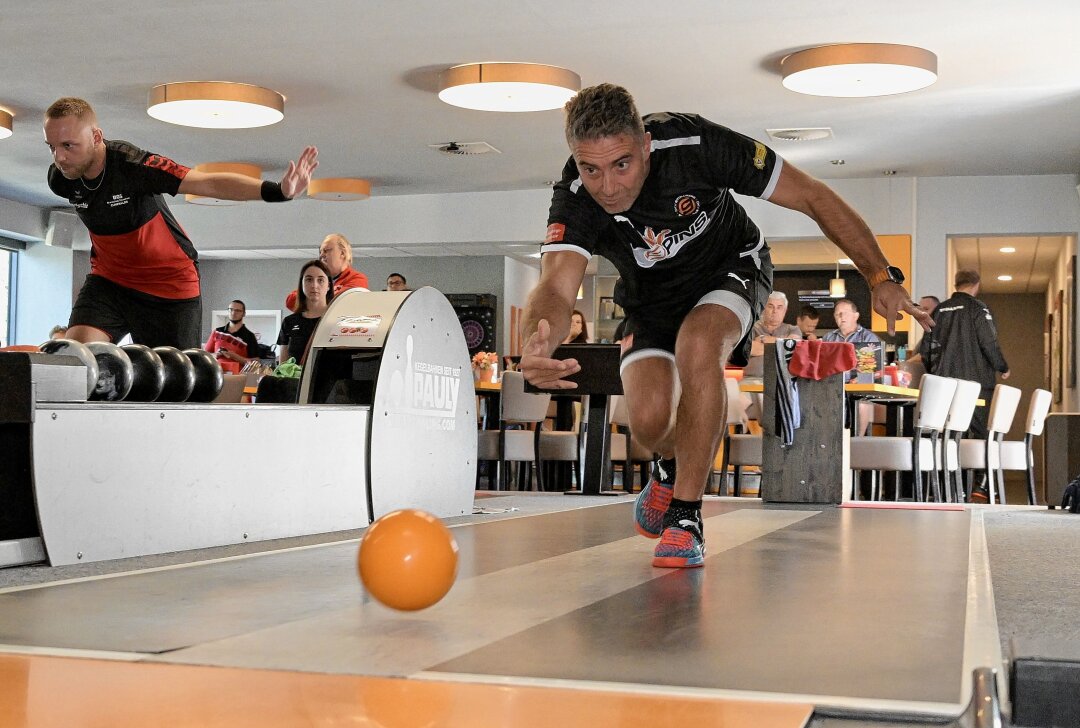 Gelungener Saison-Auftakt für Stollberger Sportkegler - Der Stollberger Tim Kieß (re.) hat im Duell gegen Bautzen keinen guten Tag erwischt. Foto: Ralf Wendland