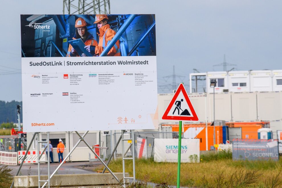 Gemeinde klagt erneut gegen Verlauf von Stromtrasse - Bislang waren laut dem Netzbetreiber Tennet alle Klagen gegen SüdOstLink in Bayern erfolglos. (Archivbild)