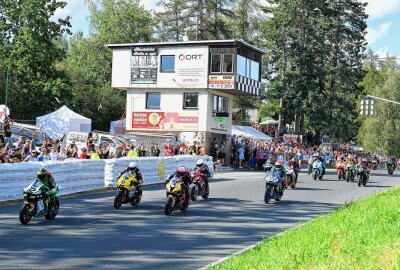 Gemischte Ausbeute beim Road-Racing-Klassiker - Start der Klasse IRRC Superbike. Foto: Thorsten Horn