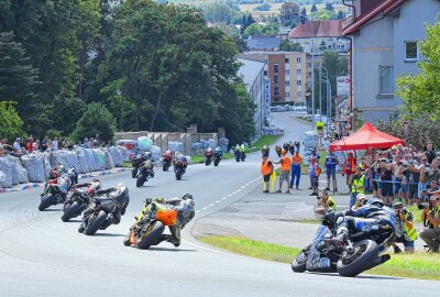 Gemischte Ausbeute beim Road-Racing-Klassiker - Atemberaubende Abfahrt hinunter in die Stadt. Foto: Thorsten Horn