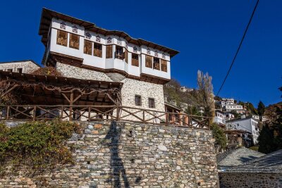 Gemütliches Leben am mythischen Berg: Die Pilion-Halbinsel - Thronendes Gebäude in Makrinitsa.