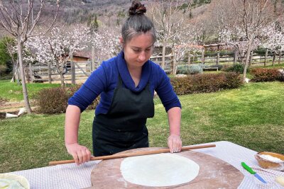 Gemütliches Leben am mythischen Berg: Die Pilion-Halbinsel - Faszinierende Technik: Anita Cota rollt Filou-Teig aus.