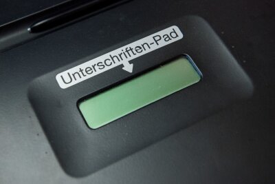 Genau hinsehen bei elektronischer Unterschrift - Vor allem bei Verträgen ist Vorsicht geboten: Auf einem elektronischen Pad sieht man zwar die Unterschriftsreife, aber nicht den vollständigen Text.