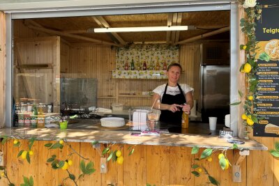 Genuss und Neuheiten auf dem Chemnitzer Weinfest - Der Jakobikirchplatz hält große gefüllte Teigtaschen und Süßwaren bereit. 