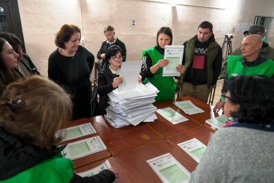 Georgiens Präsidentin nennt Parlamentswahl gefälscht - In Georgien haben die Menschen bei der Parlamentswahl über die Zukunft des Landes abgestimmt. (Archivbild)