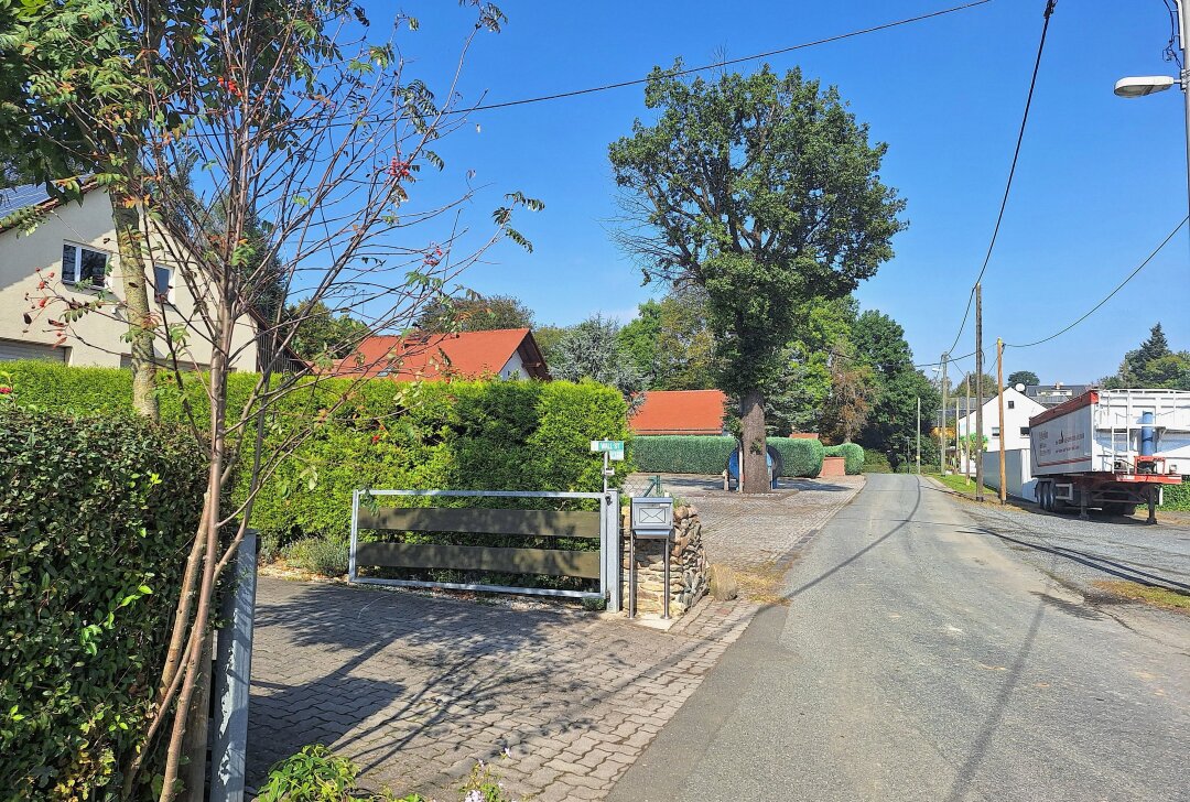 Geplantes Gewerbegebiet im Vogtland sorgt für heftige Kritik - Links Wohnhäuser, rechts Gewerbe, so ist die derzeitige Situation in Reuth in der Wallstraße Foto: Simone Zeh