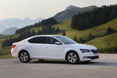 Geräumig und geschunden: Der Skoda Superb III beim Tüv - Der Skoda Superb fährt hier als klassische Limousine im Stufenheck-Design vor.