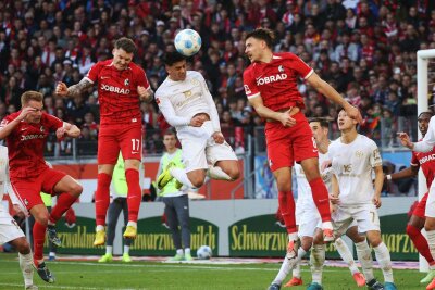 Gerechtes Unentschieden zwischen Freiburg und Mainz 05 - Nadiem Amiri ist vor der SC-Defensive am Ball.