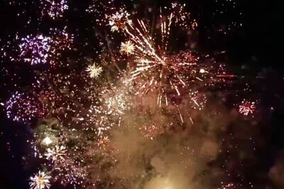 Geringswalde lädt mit vielfältigem Programm zum Teichfest ein - Ein beeindruckendes Feuerwerk, das den Himmel in spektakulären Farben erstrahlen lässt und das Fest mit einem unvergesslichen visuellen Erlebnis krönt.