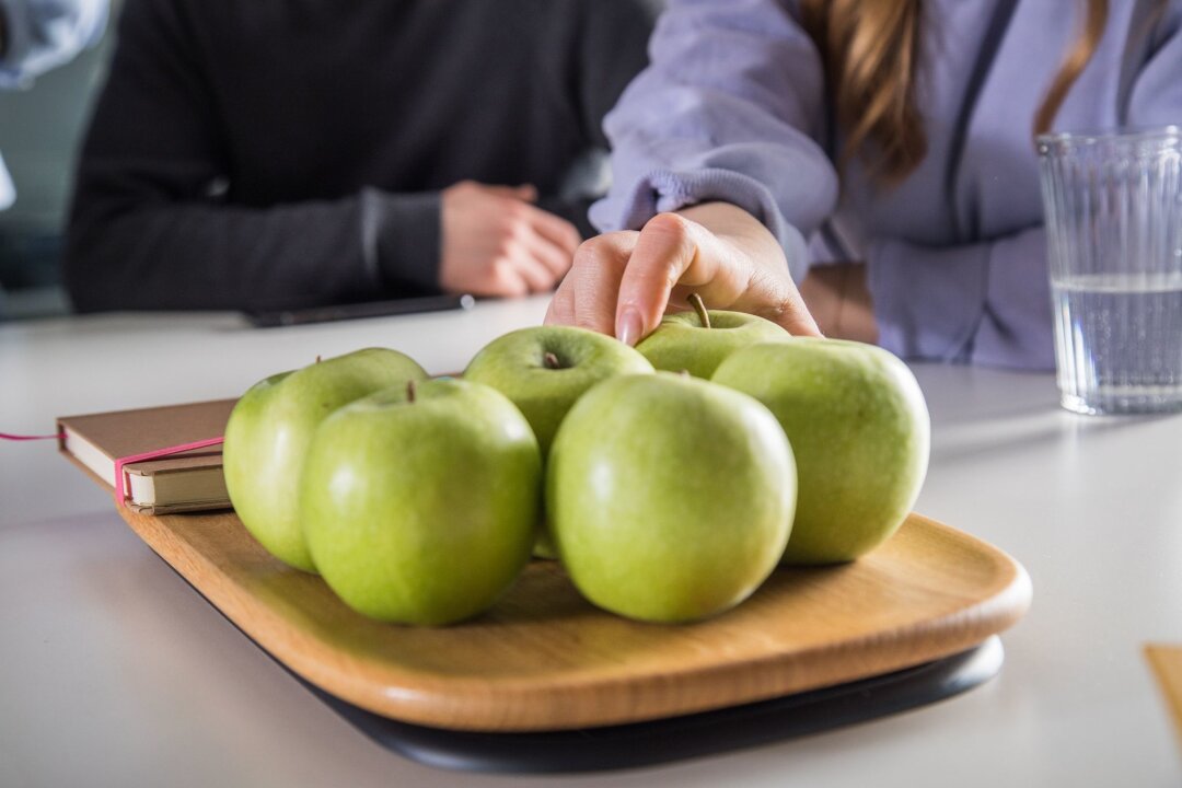 Gestupst oder gedrängt? Wie wir uns besser entscheiden - Apfel gefällig? Kleine Anstöße, sogenannte "Nudges", sollen den Menschen helfen, bestimmte Entscheidungen zu treffen, ohne dass sie gezwungen werden.