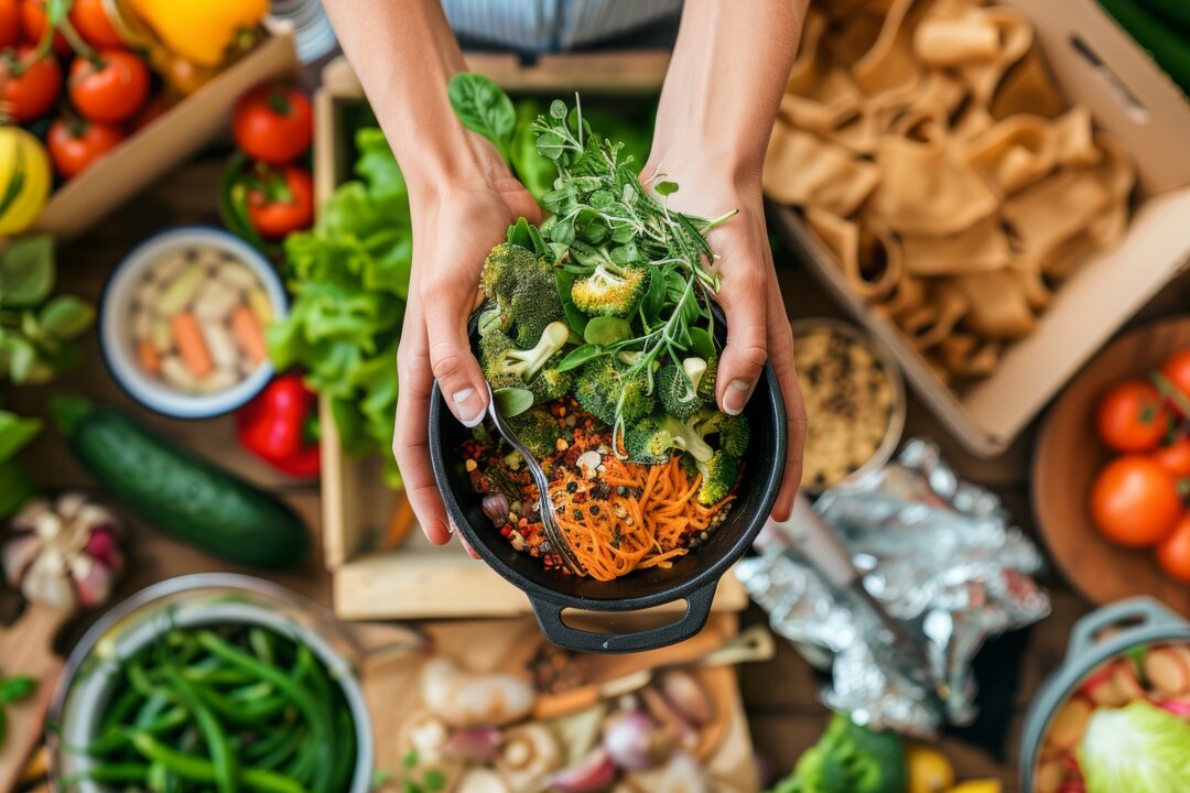 Ein ausgewogener Teller mit frischem Obst, Gemüse und gesunden Fetten - die Grundlage für eine bewusste und gesunde Ernährung.