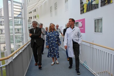 Gesundheitsministerin Petra Köpping besucht Kreiskrankenhaus Freiberg - Petra Köpping- Sächsische Staatsministerin für Soziales im Gespräch mit Dr. med. Dirk Meisel-Ärztlicher Direktor. Foto: Renate Fischer