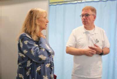 Gesundheitsministerin Petra Köpping besucht Kreiskrankenhaus Freiberg - Dr. Ralf Walper- Leiter der Zentralen Notaufnahme und Petra Köpping, Sächsische Staatsministerin für Soziales beim Rundgang durch das Krankenhaus. Foto: Renate Fischer