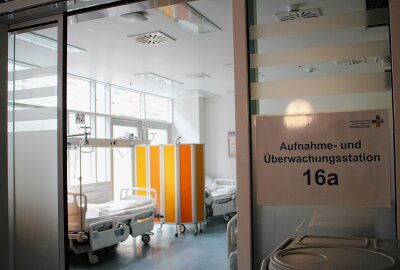 Gesundheitsministerin Petra Köpping besucht Kreiskrankenhaus Freiberg - Blick in die Aufnahme- und Überwachungsstation der Notaufnahme. Foto: Renate Fischer