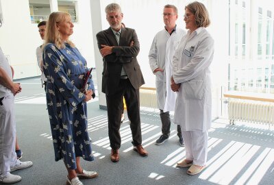 Gesundheitsministerin Petra Köpping besucht Kreiskrankenhaus Freiberg - Petra Köpping, Sächsische Staatsministerin für Soziales, Matthias Stolze- Geschäftsführer Krankenhaus Freiberg, Dr. med. Dirk Meisel- Ärztlicher Direktor, Dr. Sabine Vodenitscharov-Chefärztin, Fachärztin für Innere Medizin beim Gespräch in der Abt. Neurologie v.l.. Foto: Renate Fischer