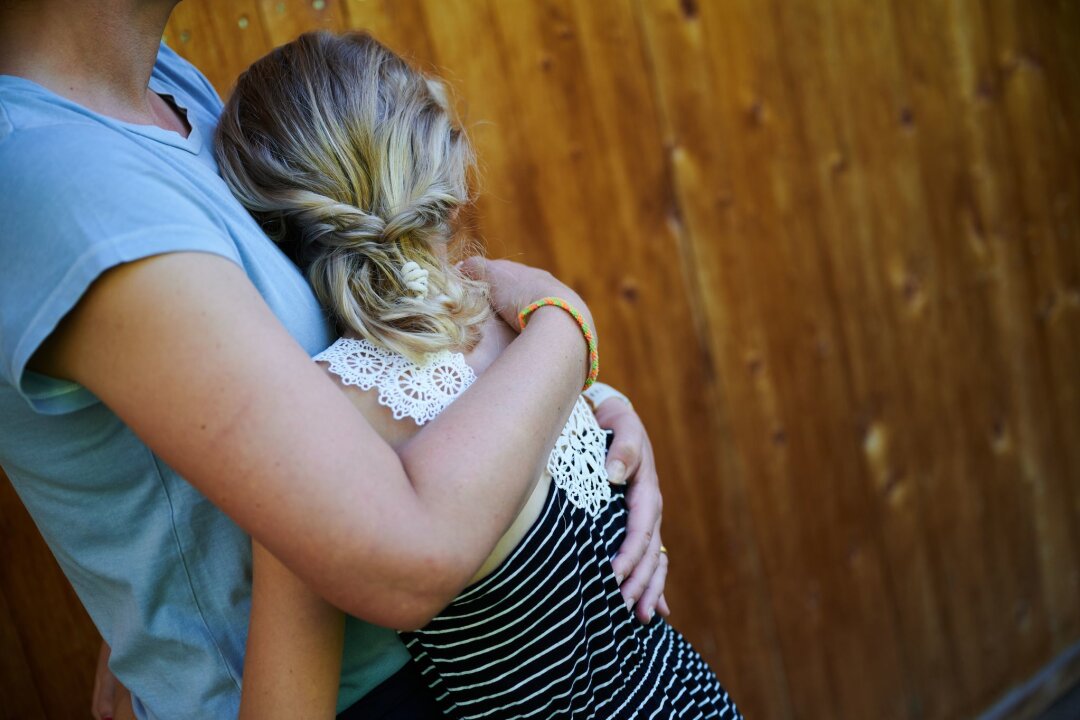 Gewalt an der Schule: Wann ist der Gang zum Anwalt sinnvoll? - Eltern können ihren Kindern emotionalen Rückhalt geben, wenn sie Opfer von Gewalt an der Schule werden.