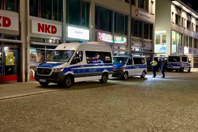 Gewalt gegen Polizist in Aue: Mann attackiert Beamte trotz Festnahme auf dem Revier - Blick auf den Auer Postplatz bei Nacht. Symbolbild: Daniel Unger