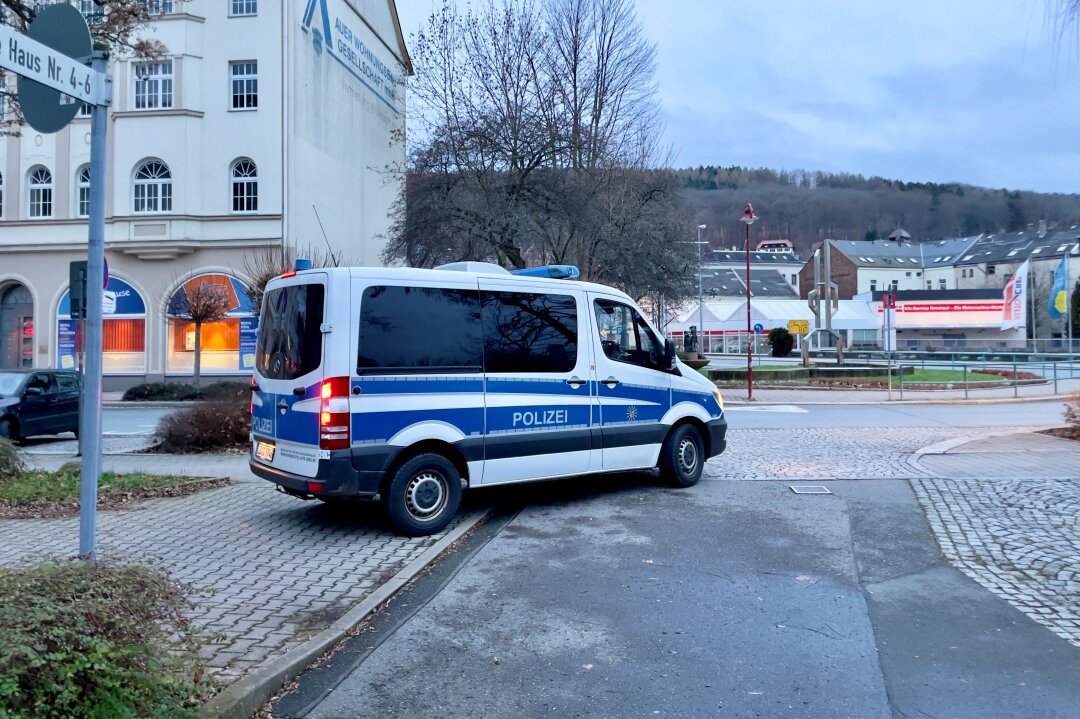 Gewalt gegen Polizist in Aue: Mann attackiert Beamte trotz Festnahme auf dem Revier - Blick auf den Auer Postplatz bei Tag. Symbolbild: Daniel Unger