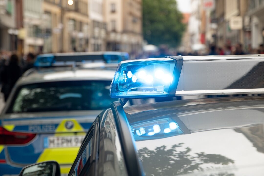 Gewaltsamer Übergriff an Bushaltestelle: Unbekannte stehlen Jacken und Fanschals - Tatverdächtige entkommen: Ermittlungen der Polizei laufen. Symbolbild. Foto: Pixabay/MagnusGuenther