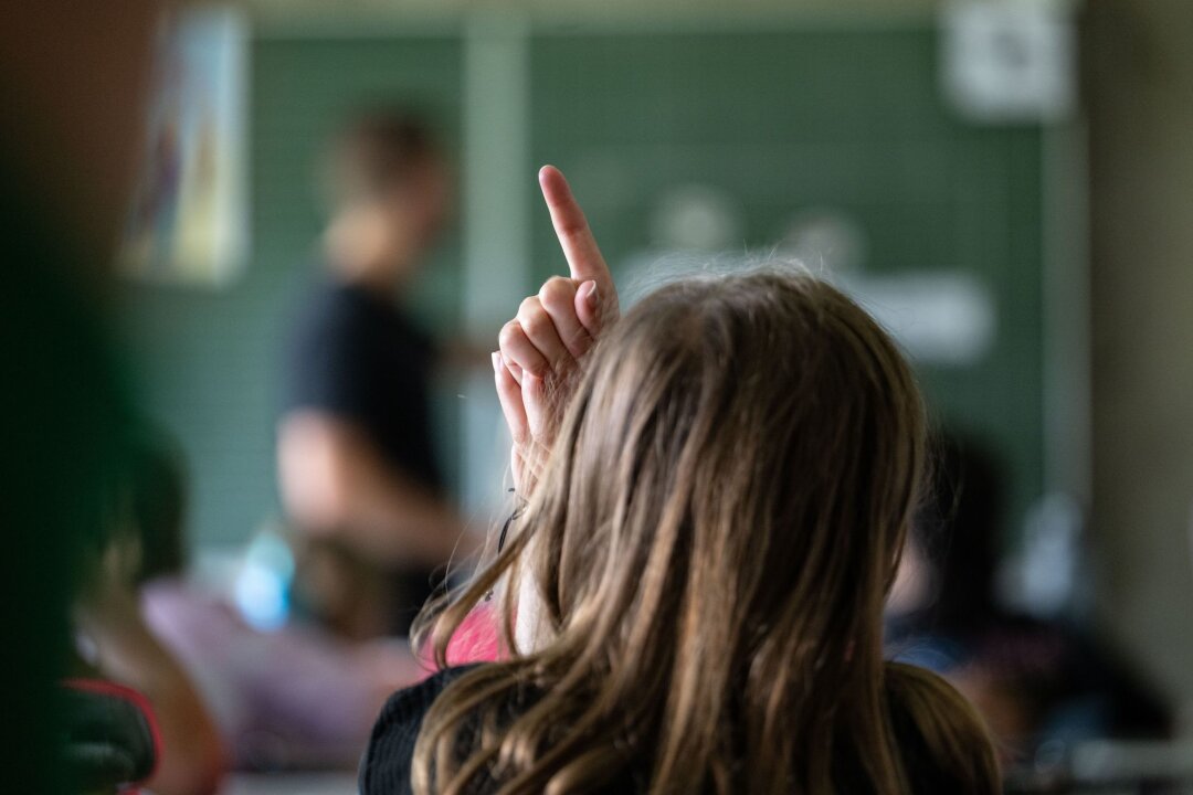 Gewerkschaft: Bis 2030 fehlen Zehntausende Lehrkräfte - Ab dem Schuljahr 2026/2027 gibt es einen Rechtsanspruch auf Ganztagsbetreuung in der Grundschule. (Archivfoto)