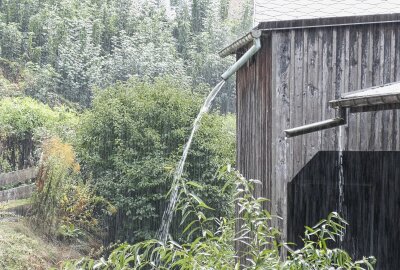 Gewitter bringen Abkühlung: Temperaturabfall im Erzgebirge - Heftige Gewitter brachten einen Tag nach dem meteorologischen Herbstbeginn eine ersehnte Abkühlung im Erzgebirge. Foto: Bernd März