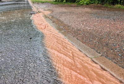 Gewitter mit Starkregen zieht über Mittelsachsen hinweg - Starkregen sorgt für kleine Bäche auf den Straßen. Foto: Erik Hoffmann