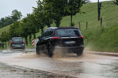 Starkregen sorgt für kleine Bäche auf den Straßen. Foto: Erik Hoffmann