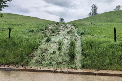 Starkregen sorgt für kleine Bäche auf den Straßen. Foto: Erik Hoffmann