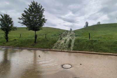 Starkregen sorgt für kleine Bäche auf den Straßen. Foto: Erik Hoffmann