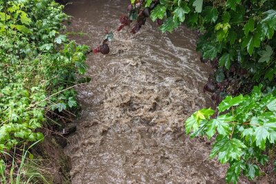 Starkregen sorgt für kleine Bäche auf den Straßen. Foto: Erik Hoffmann