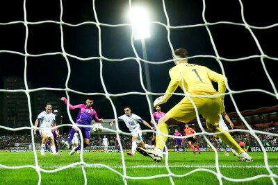 Gewonnene Abmachung: Undav jubelt mit Demirovic-Pose - Deniz Undav trifft zum 2:0.