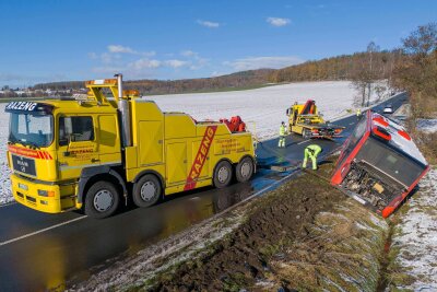 Glätteunfall auf sächsischer Staatsstraße: Bus prallt gegen Baum und landet im Straßengraben - Zum Glück befanden sich keine Fahrgäste an Bord, sodass keine Verletzten zu beklagen sind.