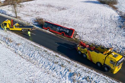 Glätteunfall auf sächsischer Staatsstraße: Bus prallt gegen Baum und landet im Straßengraben - Der Busfahrer blieb ebenfalls unverletzt.