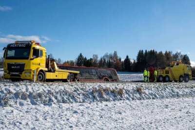 Glätteunfall auf sächsischer Staatsstraße: Bus prallt gegen Baum und landet im Straßengraben - Zum Glück befanden sich keine Fahrgäste an Bord, sodass keine Verletzten zu beklagen sind.